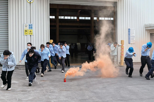 消防火災(zāi)情況下奇億金屬公司員工逃生演習(xí)場景